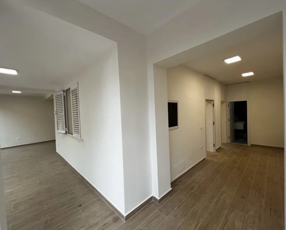 Tirane, jepet me qera ambjent biznesi , 170 m² 1.500 € 
