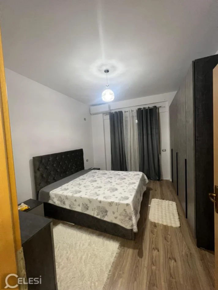 Tirane, jepet me qera apartament 1+1+Ballkon Kati 5, 88 m² 600 € (Liqeni i thate)