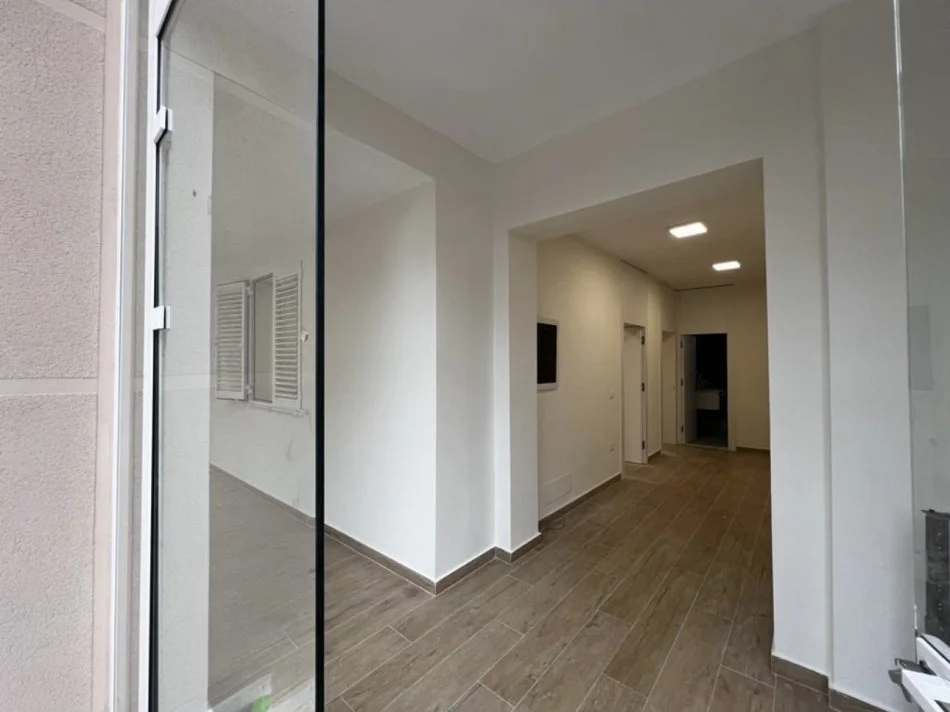 Tirane, jepet me qera ambjent biznesi , 170 m² 1.500 € 