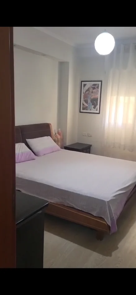 Tirane, jepet me qera apartament 1+1+Ballkon Kati 5, 550 € (Komuna Parisit)