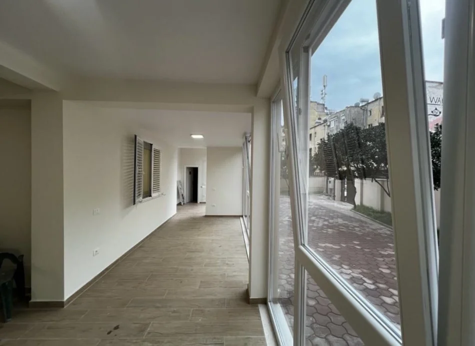 Tirane, jepet me qera ambjent biznesi , 170 m² 1.500 € 