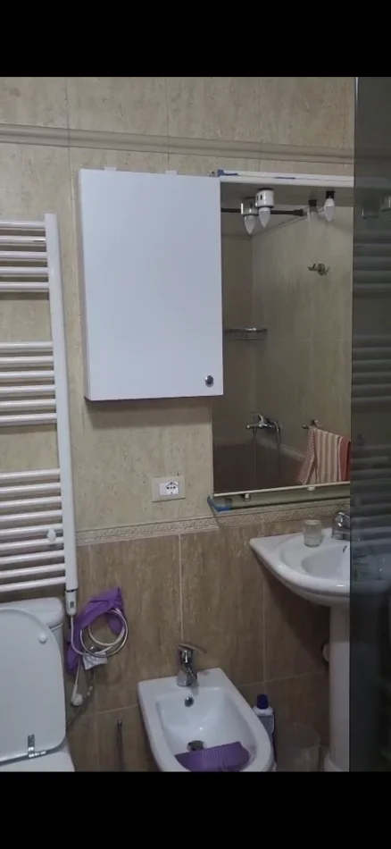 Tirane, jepet me qera apartament 1+1+Ballkon Kati 5, 550 € (Komuna Parisit)