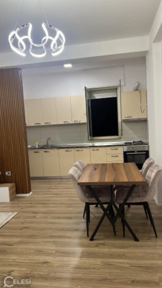 Tirane, jepet me qera apartament 1+1+Ballkon Kati 5, 88 m² 600 € (Liqeni i thate)