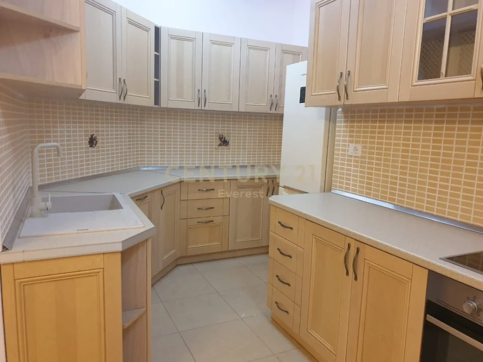 Tirane, shes apartament 3+1+Aneks+Ballkon Kati 2, 211 m² 330.000 € 