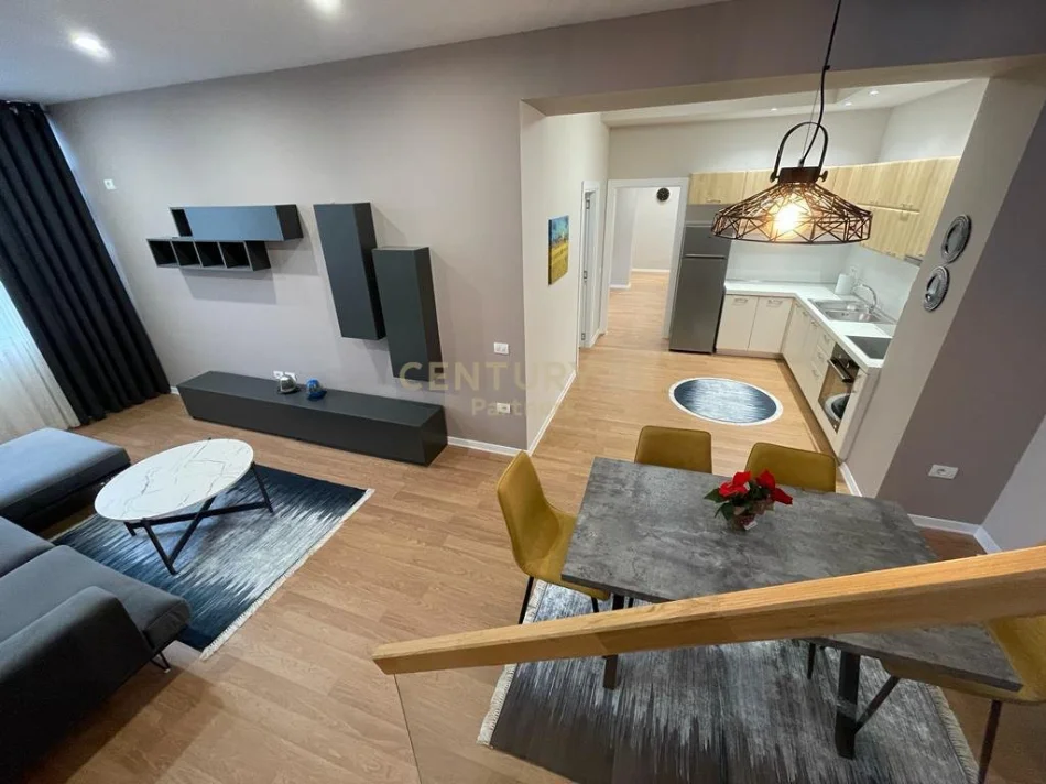 Tirane, jepet me qera apartament 2+1+Aneks+Ballkon Kati 8, 700 € (Golden Park)