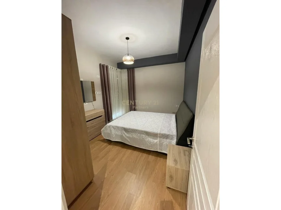 Tirane, jepet me qera apartament 2+1+Aneks+Ballkon Kati 8, 700 € (Golden Park)
