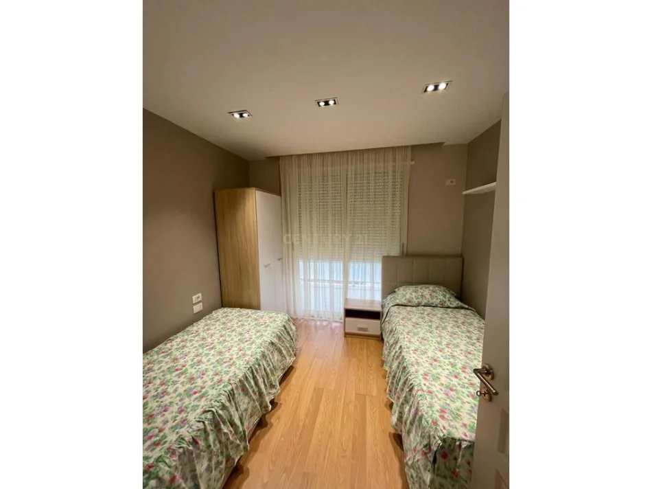 Tirane, jepet me qera apartament 2+1+Aneks+Ballkon Kati 8, 700 € (Golden Park)