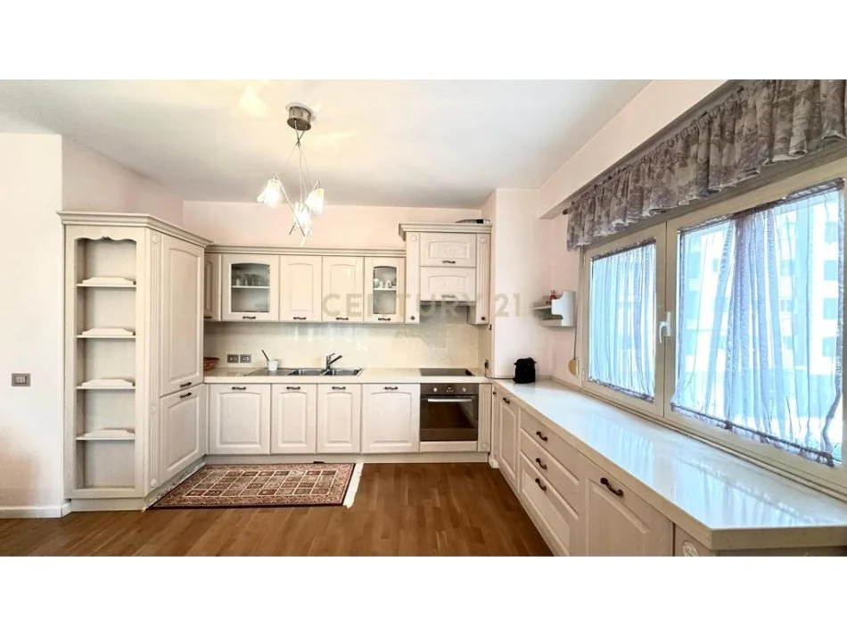 Tirane, jepet me qera apartament 2+1 Kati 2, 140 m² 900 € 