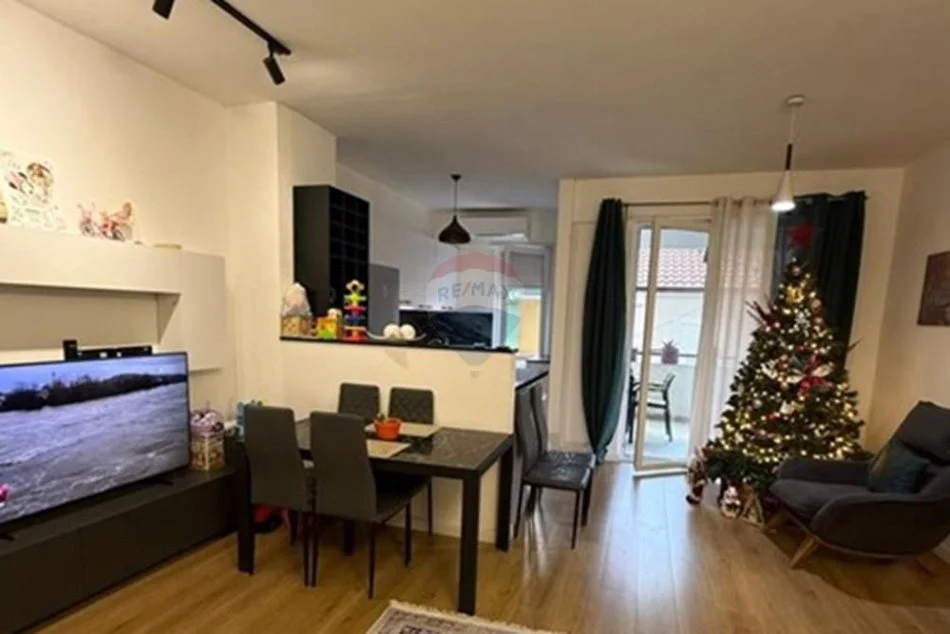 Tirane, shitet apartament 2+1+Ballkon , 99 m² 147.000 € (Fresk)