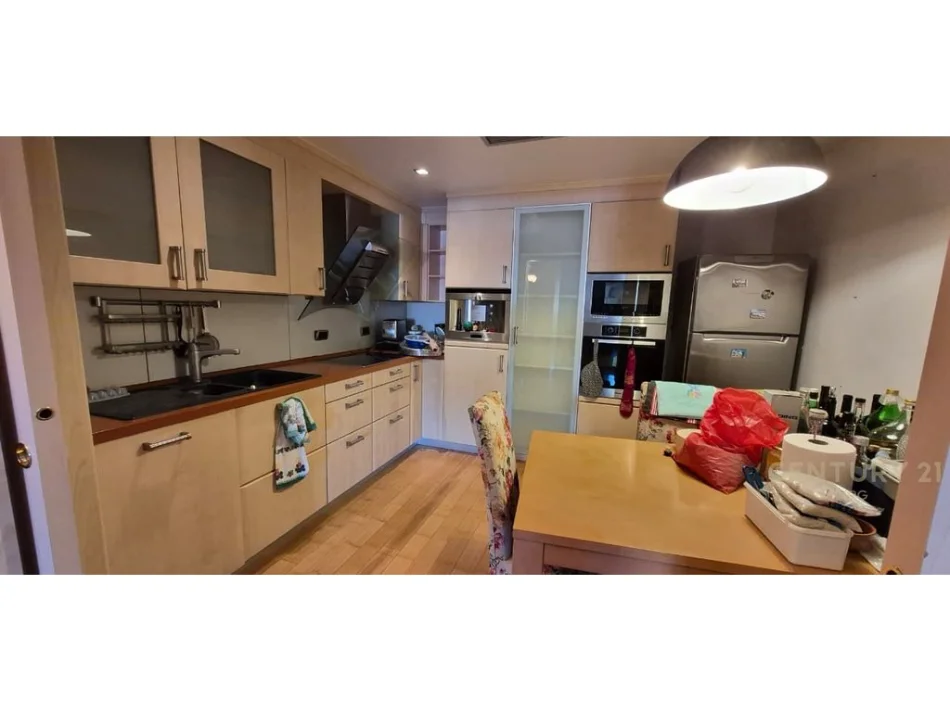 Tirane, jepet me qera apartament 3+1+Aneks+Ballkon Kati 3, 170 m² 1.500 € 
