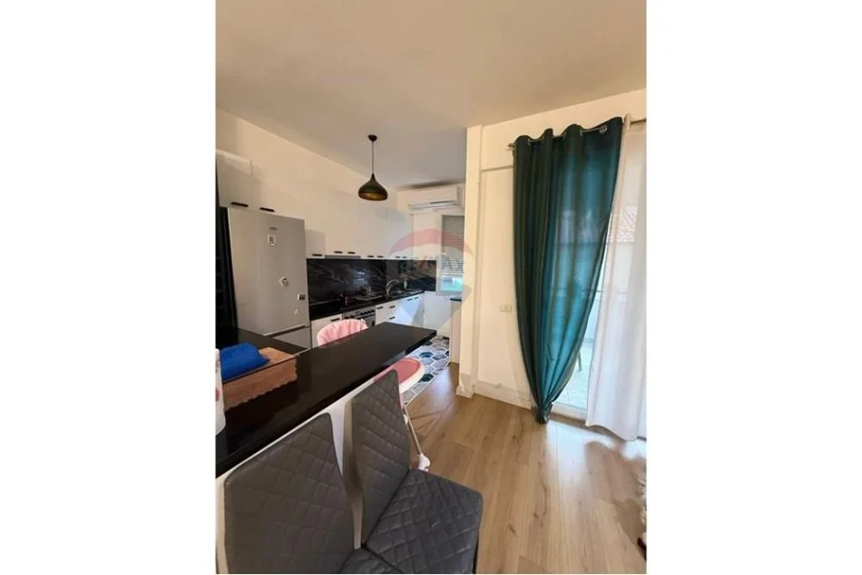 Tirane, shitet apartament 2+1+Ballkon , 99 m² 147.000 € (Fresk)