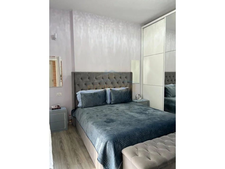 Tirane, jepet me qera apartament 2+1+Ballkon , 90 m² 760 € (Fusha e aviacionit 2+1+2+post parkimi)