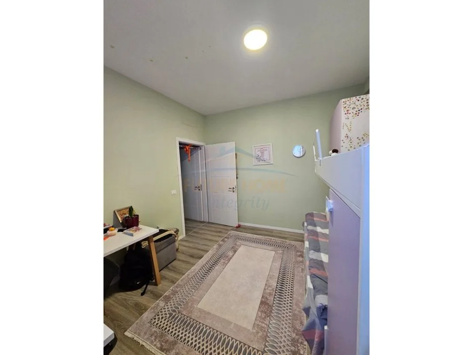 Tirane, jepet me qera apartament 2+1+Ballkon , 90 m² 760 € (Fusha e aviacionit 2+1+2+post parkimi)