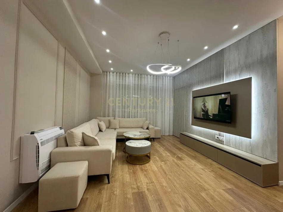 Tirane, jepet me qera apartament 1+1+Ballkon Kati 3, 85 m² 900 €
