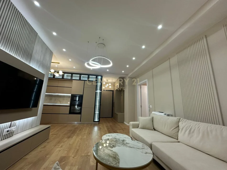 Tirane, jepet me qera apartament 1+1+Ballkon Kati 3, 85 m² 900 €