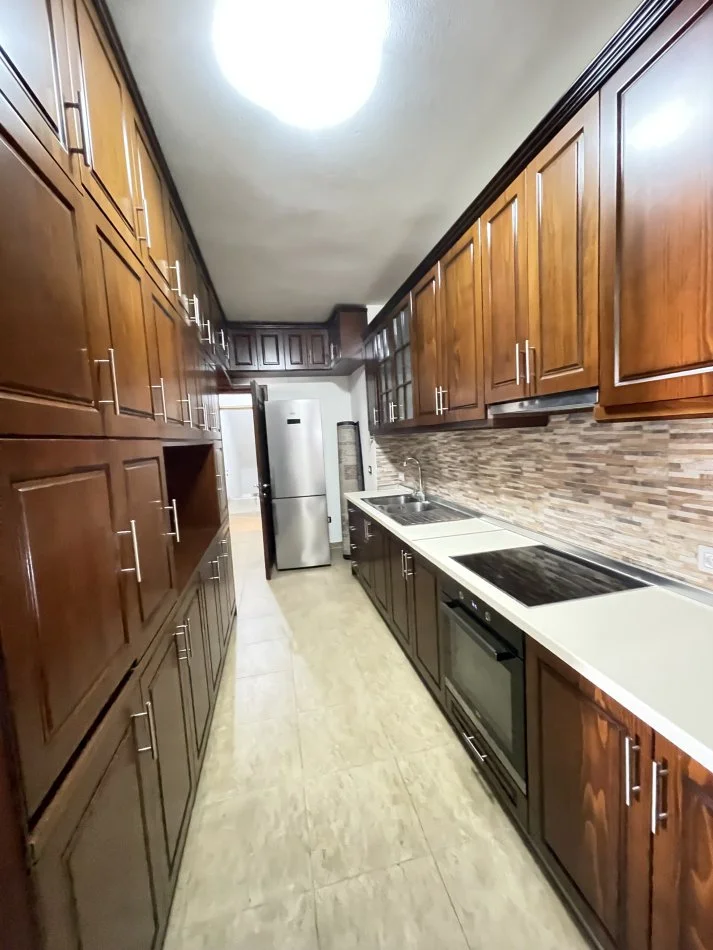 Tirane, jepet me qera apartament 1+1+Aneks+Ballkon Kati 9, 79 m² 500 € (Rruga Kavajes , Perball Delijorgjit)