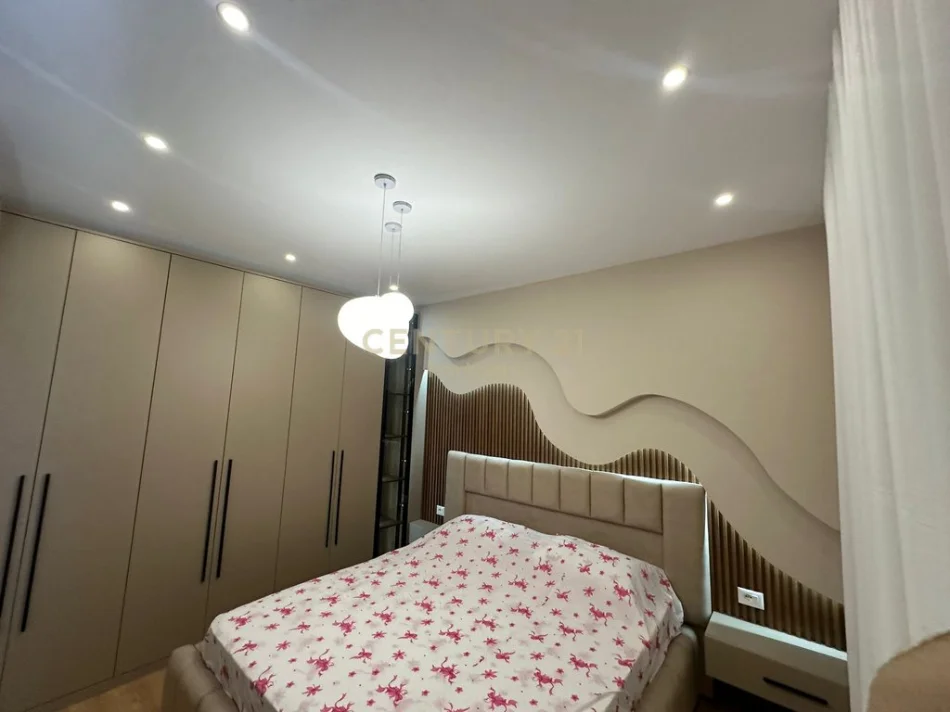 Tirane, jepet me qera apartament 1+1+Ballkon Kati 3, 85 m² 900 €