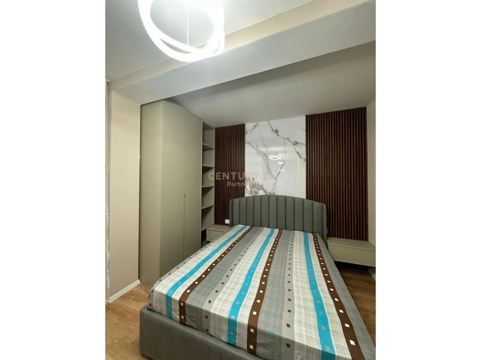 Tirane, jepet me qera apartament 1+1+Ballkon Kati 3, 85 m² 900 €