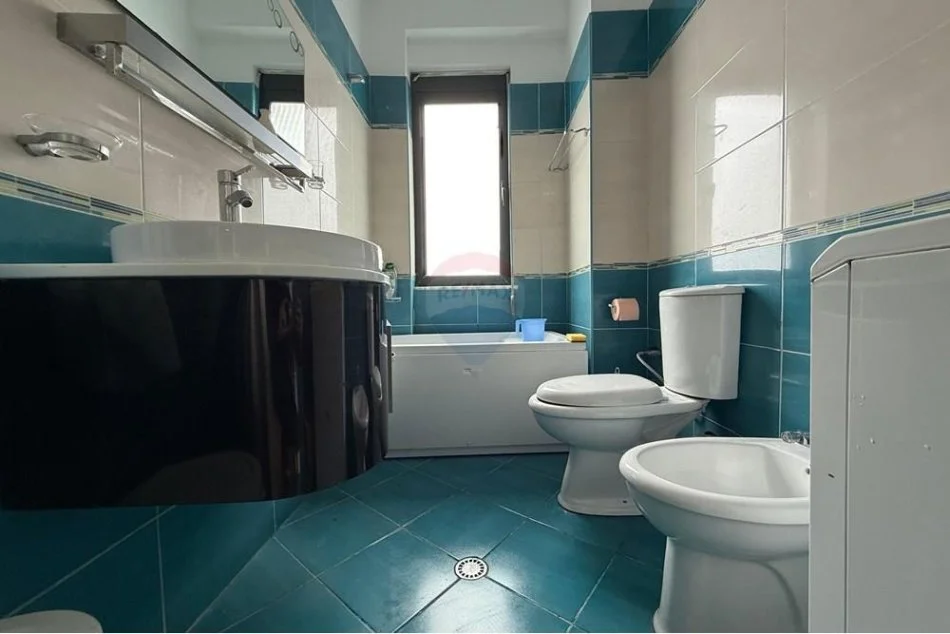 Tirane, jepet me qera apartament 1+1 Kati 2, 95 m² 550 € (Liqeni Thate)