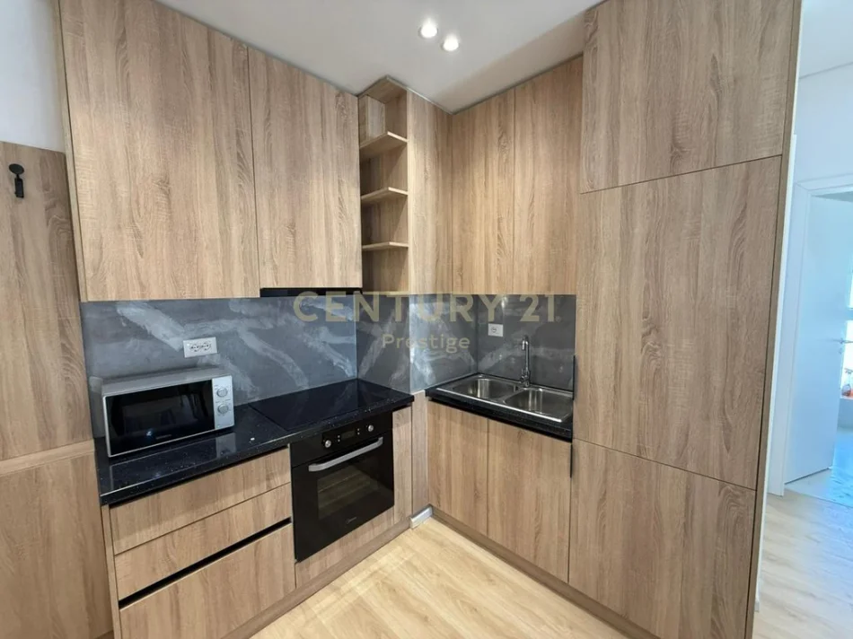 Tirane, jepet me qera apartament 2+1 Kati 8, 70 m² 500 € (rezidenca Kadiu)