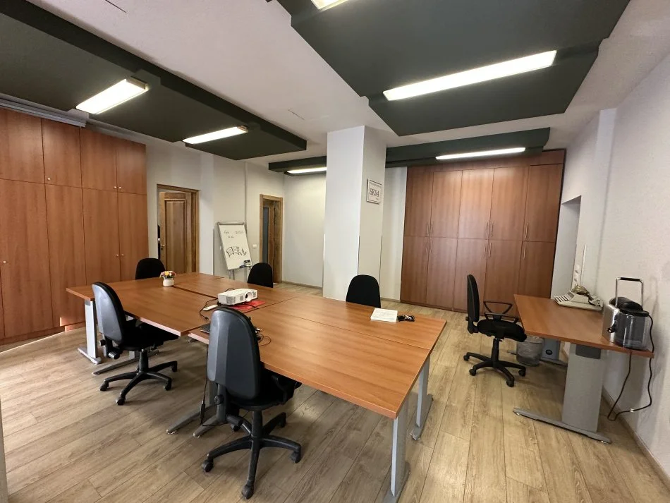 Tirane, jepet me qera zyre Kati 3, 120 m² 1.700 € (Shallvaret)