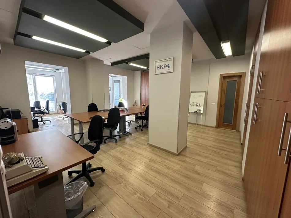 Tirane, jepet me qera zyre Kati 3, 120 m² 1.700 € (Shallvaret)