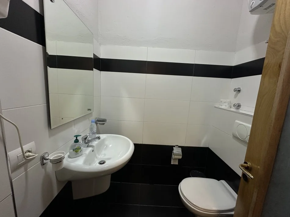 Tirane, jepet me qera zyre Kati 3, 120 m² 1.700 € (Shallvaret)