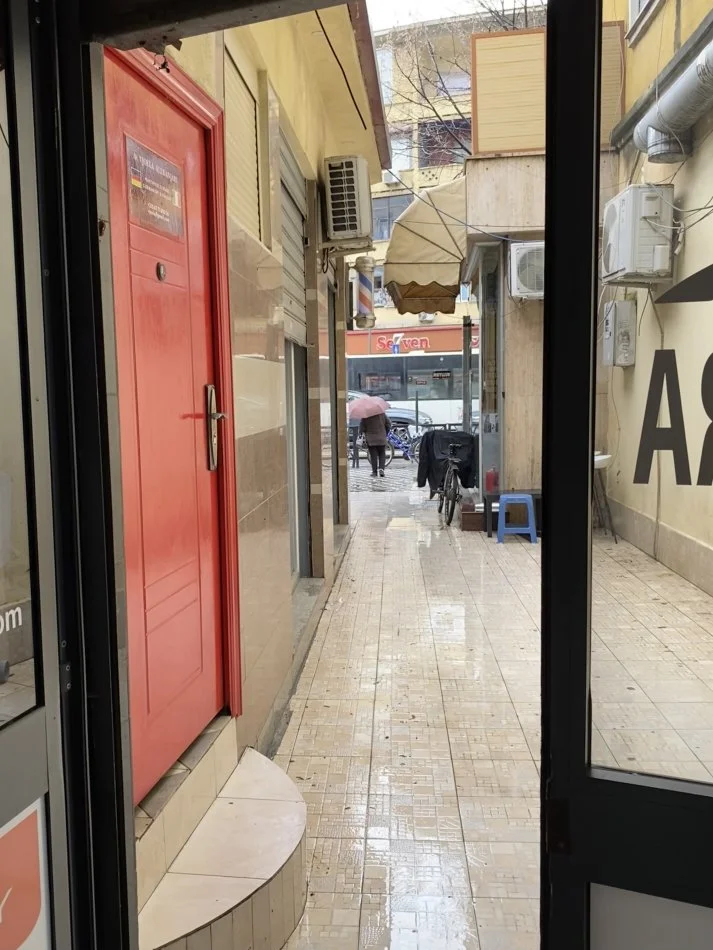 Tirane, jap me qera dyqan Kati 0, 7 m² 200 € (Rruga e Durrësit)