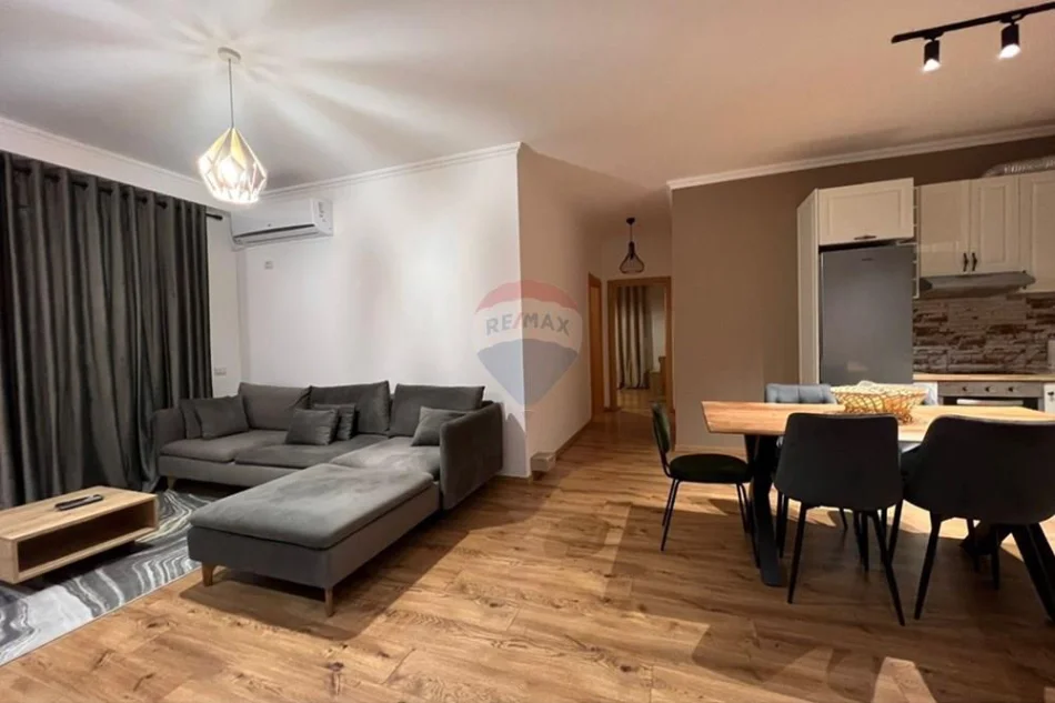 Tirane, jepet me qera 2+1 , 98 m² 850 € (Kopshti Botanik)