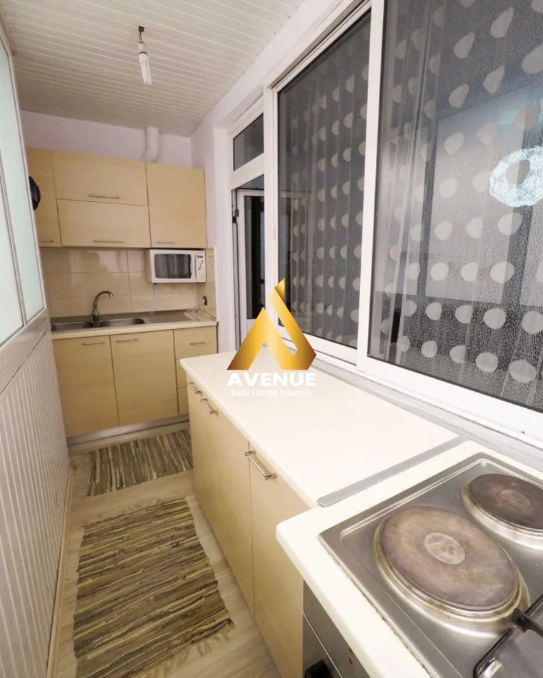 Tirane, jepet me qera apartament 1+1 Kati 5, 54 m² 500 € (Rruga muhamet gjollesha)