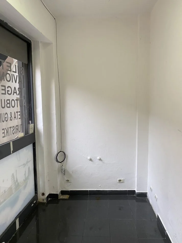 Tirane, jap me qera dyqan Kati 0, 7 m² 200 € (Rruga e Durrësit)