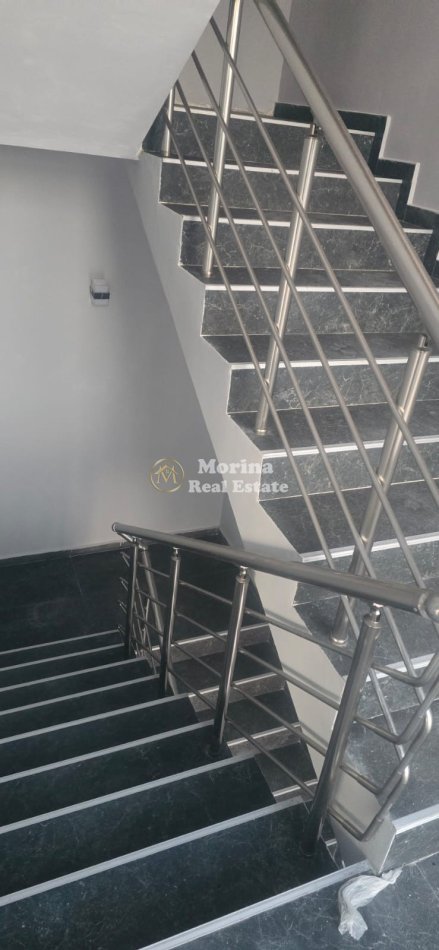 Tirane, jepet me qera ambjent biznesi Kati 2, 120 m² 800 € (Baldushk)