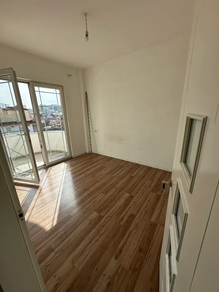 Tirane, jepet me qera Vile 1+1 Kati 4, 65 m² 350 € (5 Maji)