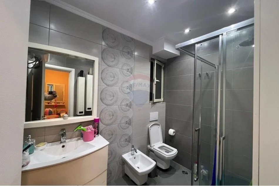 Tirane, jepet me qera apartament 1+1 Kati 3, 70 m² 650 € (Mine Peza)