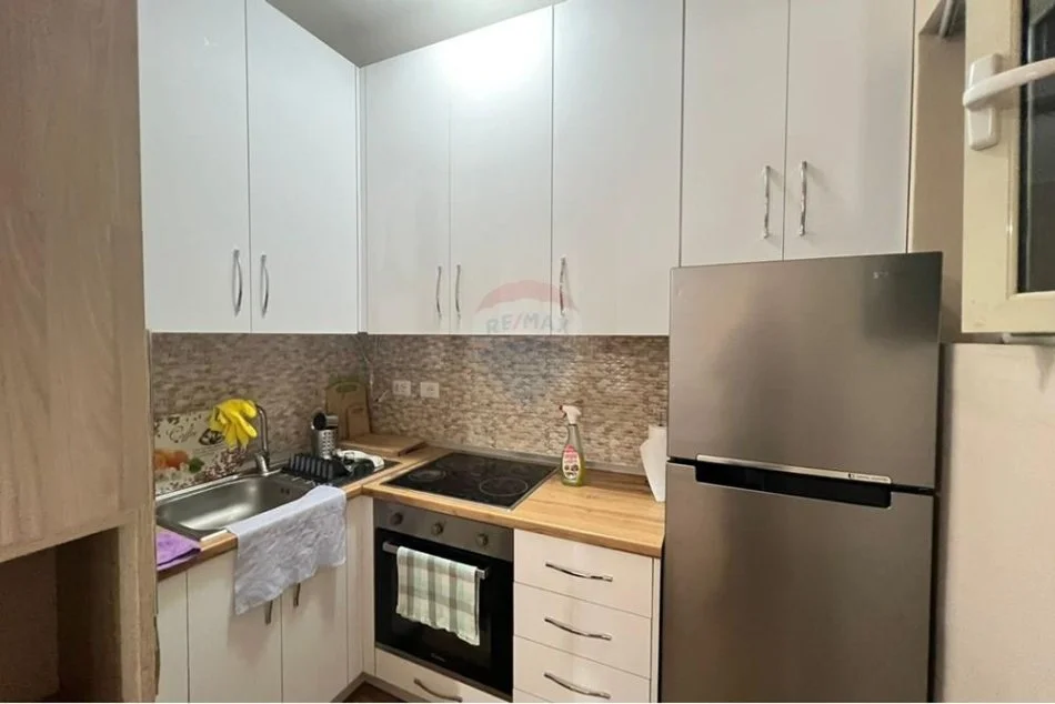 Tirane, jepet me qera apartament 1+1 Kati 3, 70 m² 650 € (Mine Peza)