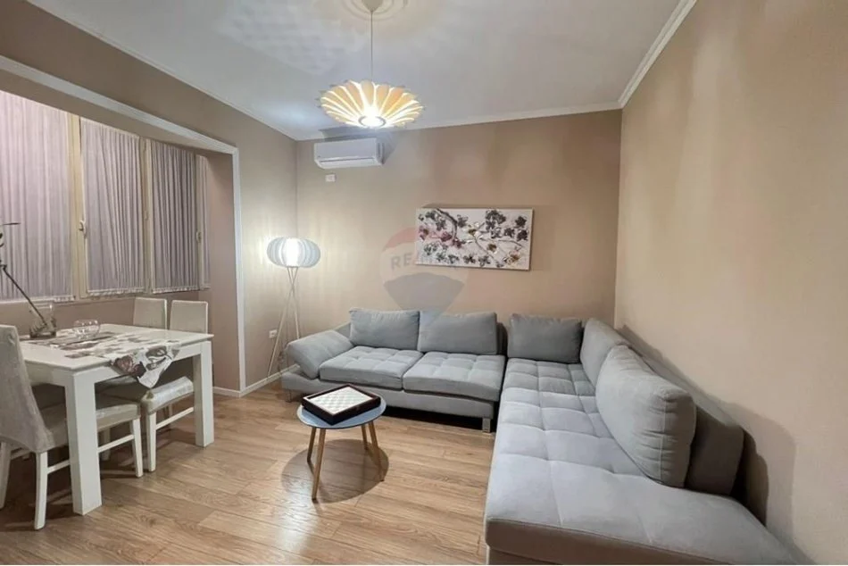 Tirane, jepet me qera apartament 1+1 Kati 3, 70 m² 650 € (Mine Peza)