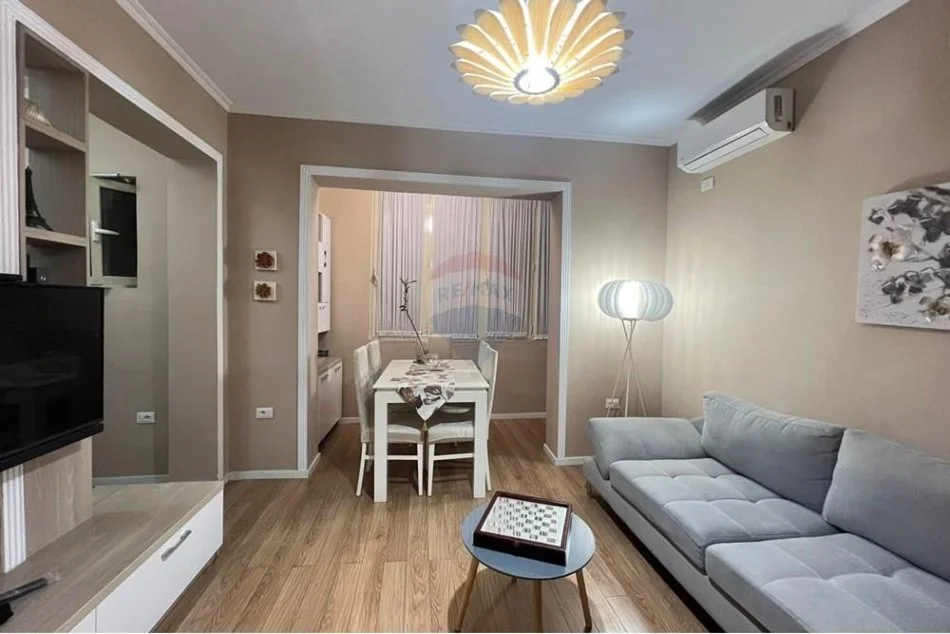Tirane, jepet me qera apartament 1+1 Kati 3, 70 m² 650 € (Mine Peza)