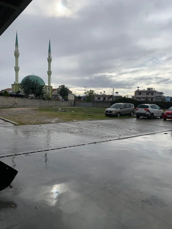 Tirane, jepet me qera Ambjent biznesi (Oficine + Lavazh + Parkim), 2.500 m²  - 1000€ + 750€ + 750€ (Rruga Kastriotet)