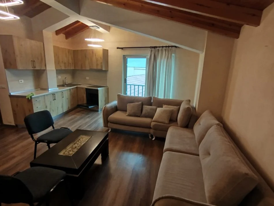 Tirane, jepet me qera apartament 1+1 , 65 m² 300 € (tufine)