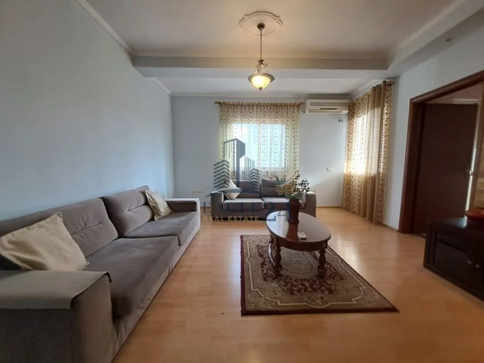 Tirane, jepet me qera apartament 1+1 Kati 5, 80 m² 400 € (fresk)