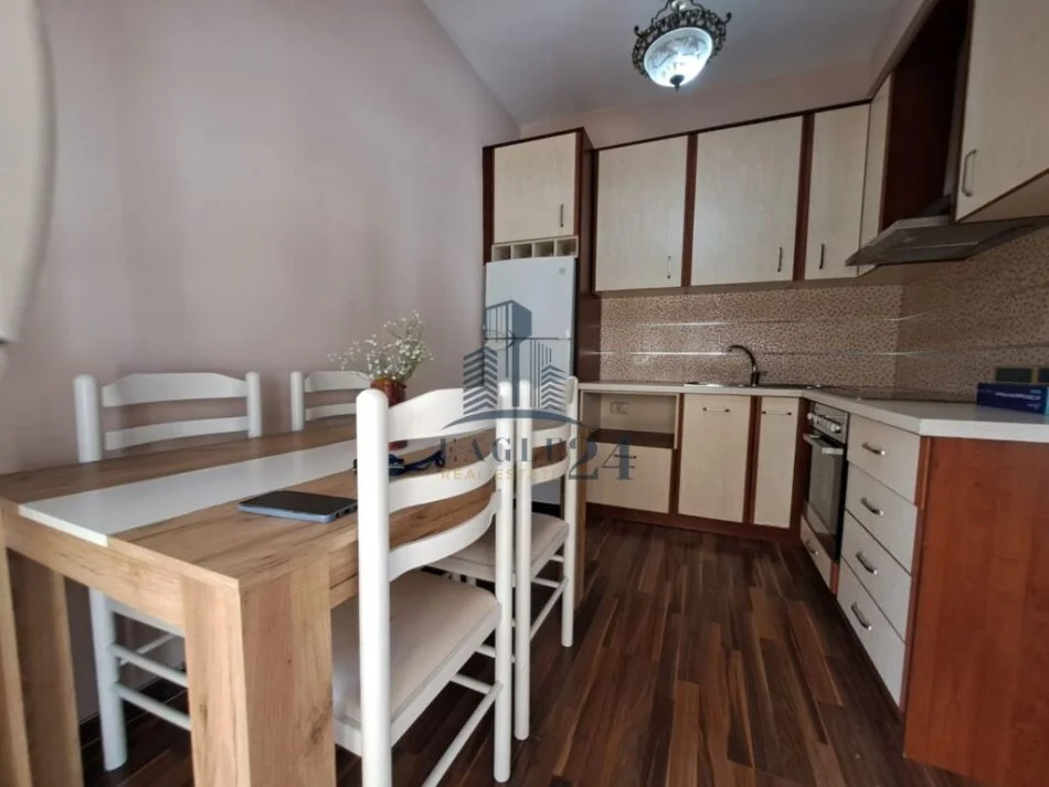 Tirane, jepet me qera apartament 1+1 Kati 5, 80 m² 400 € (fresk)