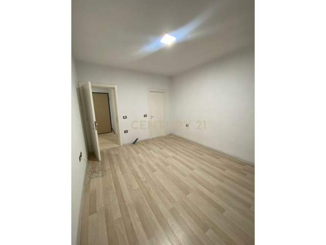 Tirane, jepet me qera apartament 2+1+BLK Kati 5, 98 m² 500  (Rruga xhanfize keko)