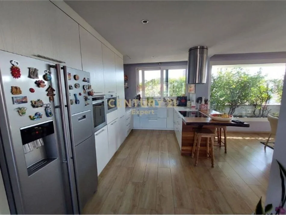 Tirane, shitet apartament+verande | Penthouse 4+1 Kati 8, 343 m² 466.500 € (Rruga Naim Frashëri, Tirane)