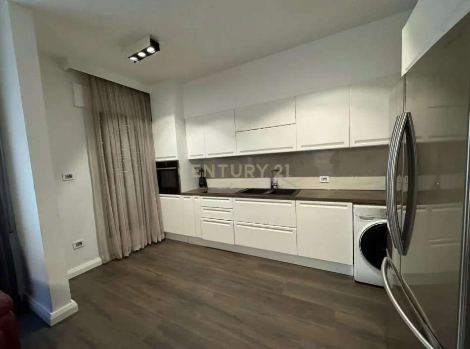 shitet apartament 2+1+Ballkon Kati 3, 132 m² 450.000 € (Rruga e Kavajës, Kompleksi Delijorgji)