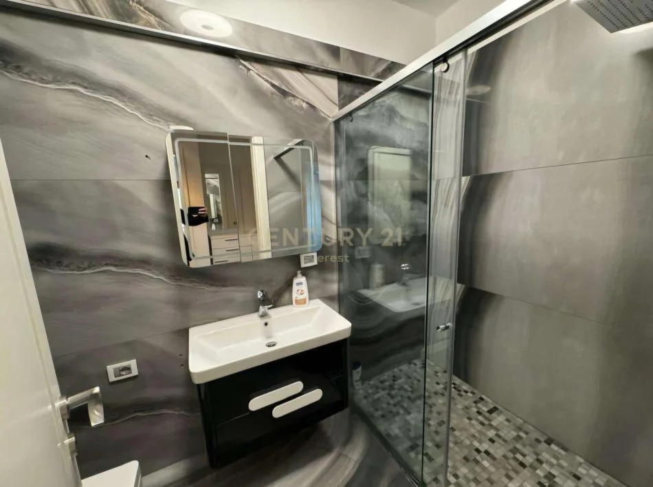 shitet apartament 2+1+Ballkon Kati 3, 132 m² 450.000 € (Rruga e Kavajës, Kompleksi Delijorgji)