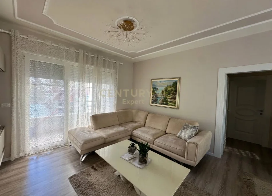 Tirane, jepet me qera apartament 2+1 Kati 2, 123 m² 900 € (Kopshti Botanik)
