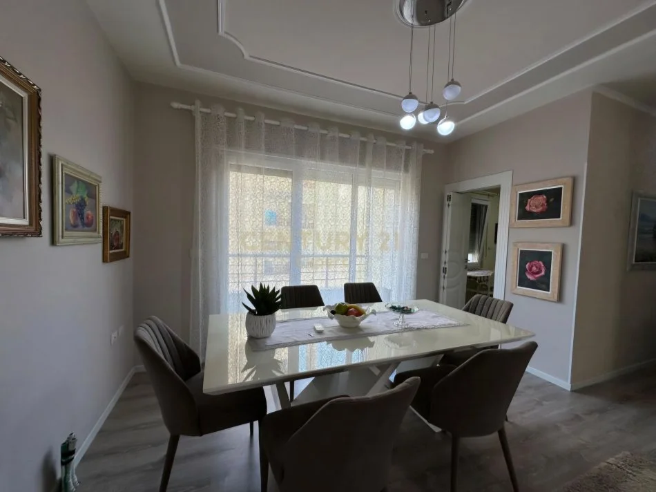 Tirane, jepet me qera apartament 2+1 Kati 2, 123 m² 900 € (Kopshti Botanik)