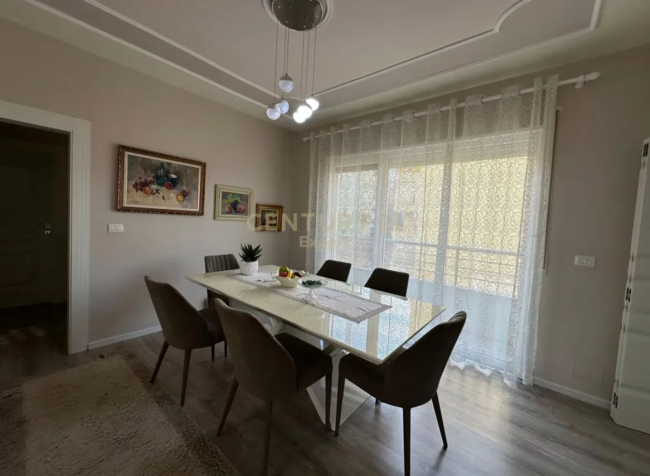 Tirane, jepet me qera apartament 2+1 Kati 2, 123 m² 900 € (Kopshti Botanik)