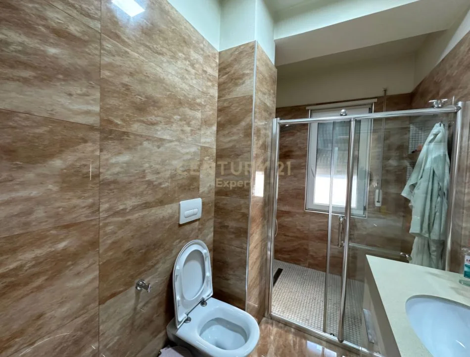 Tirane, jepet me qera apartament 2+1 Kati 2, 123 m² 900 € (Kopshti Botanik)
