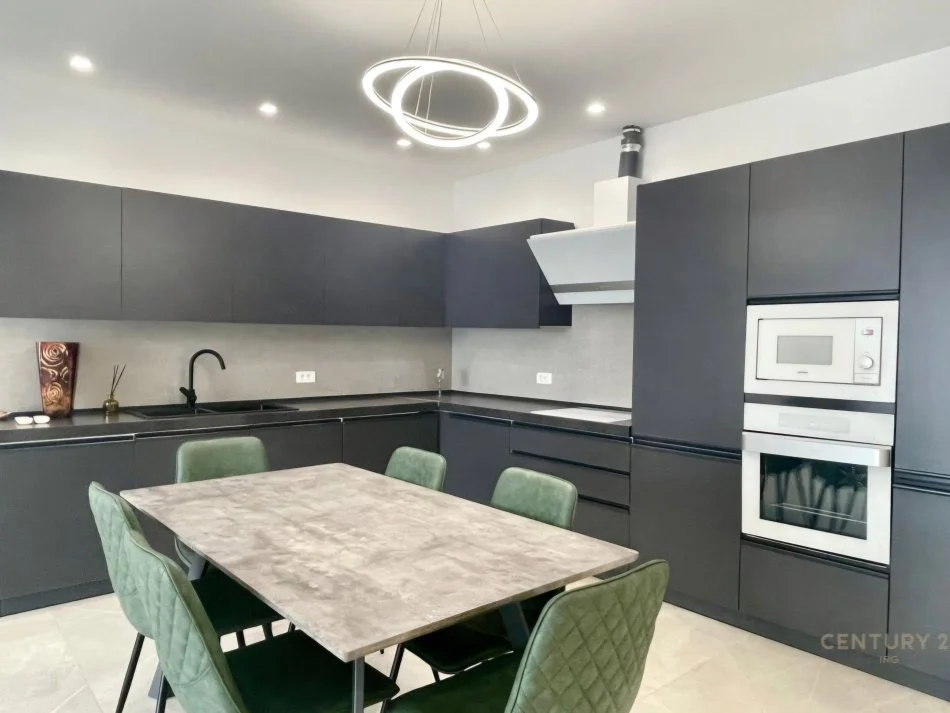 Tirane, jepet me qera apartament 2+1 Kati 10, 130 m² 2.000 € (Ish Blloku)